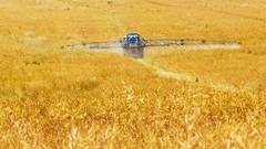 Landwirt bei Ausbringen von Spritzmitteln - Quelle: Pixabay